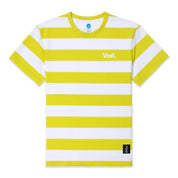 VAST 防曬機能衝浪T Shirt以亮黃色與白條紋相間的設計，充滿法國里維埃拉風情，且兼具防磨與日常穿搭的上衣
