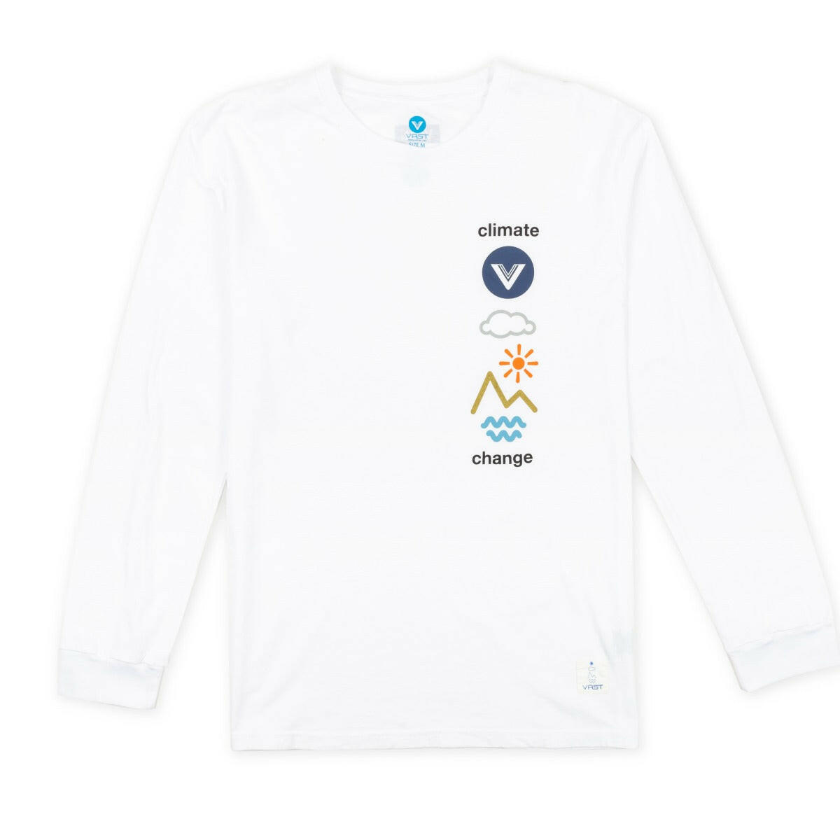 這款VAST Climate 長袖大學T 以 Natural Elements 字樣沿著左胸印製，搭配「雲、太陽、山脈、海浪」等圖像，傳遞急迫的氣候訊息與環境關懷。