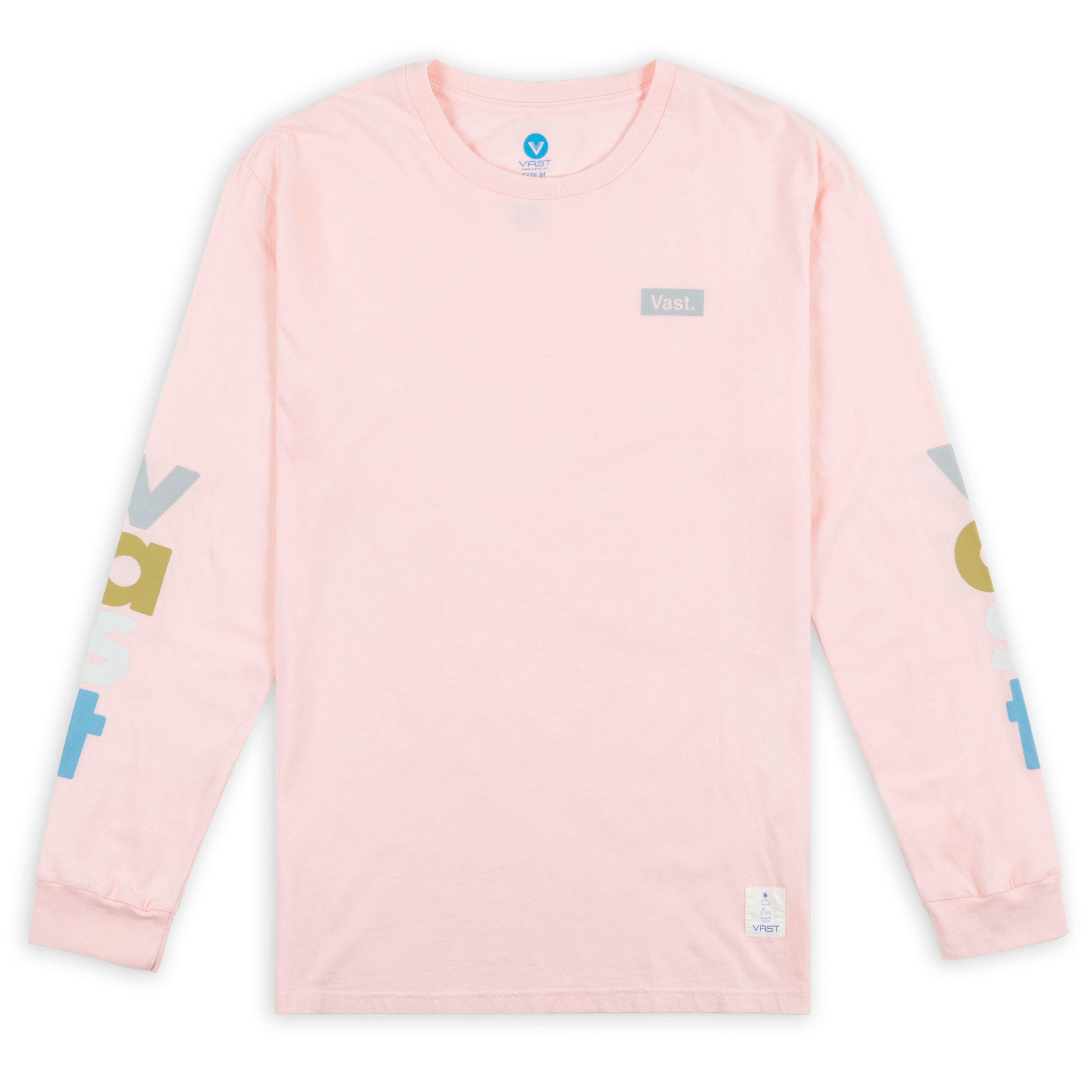VAST Lower Case 長袖大學T 兩袖以趣味感十足的字母對比色設計營造活力氛圍，袖口則採羅紋針織收邊，俐落合身，展現簡約卻不單調的時尚風格。