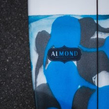 Almond 藍色 resin tint 板身與 logo 特寫